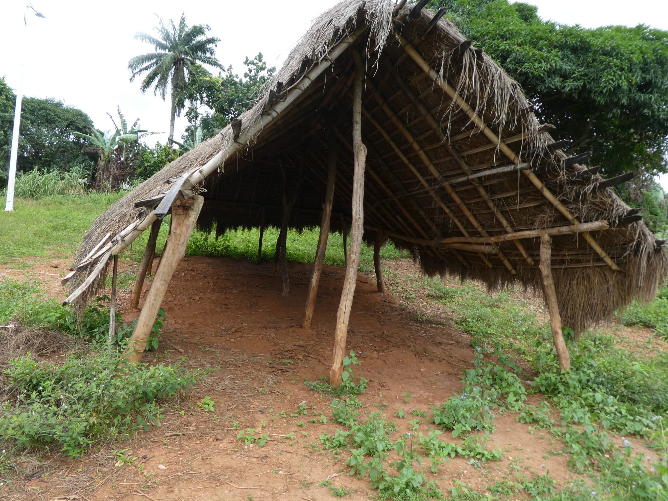 Ecole togolaise sur le point de s'effondrer construite en paille et bois