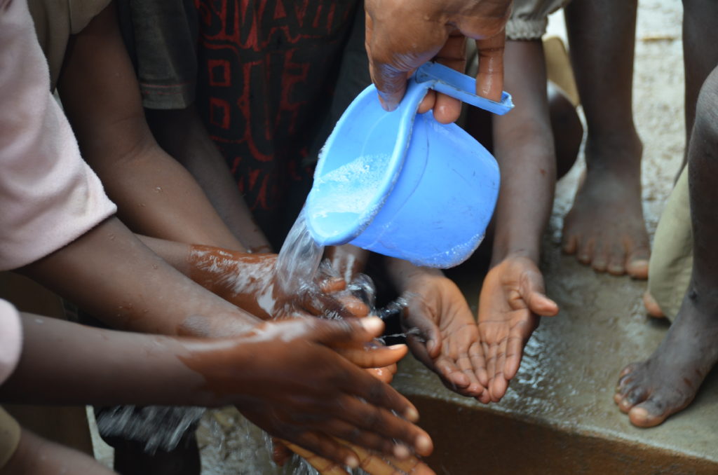 Enfants apprenant à se laver les mains avec de l'eau potable