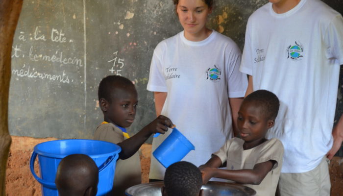 Sensibilisation au lavages des mains des enfants togolais